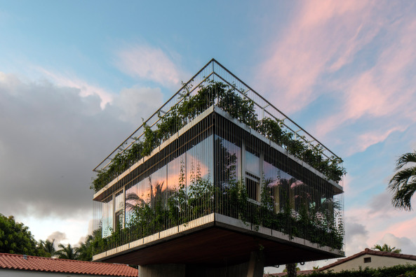 Christian Wassmann, Sonnenspirale aus Beton, Ferienhaus in Miami Beach, Miami Nice, uncube, Baunetz, Ferienhaus, Beton, concrete, Sonnendiagramm, Kurve, Spirale, Form, Pool, Haus mit Pool, Schweizer Architekturexport, Studio Christian Wassmann, Sun Path House, Betonspirale, Rohbau, Sichtbeton, Royal Palm Avenue, Marble, Marmor, Dachterrasse, Cobo Construction Corp., New Yorker Studio, Frank Prisinzano