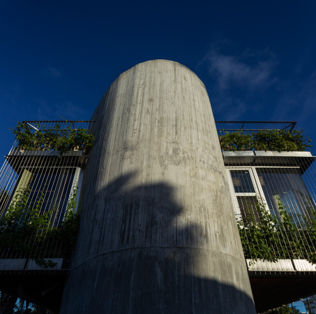 Christian Wassmann, Sonnenspirale aus Beton, Ferienhaus in Miami Beach, Miami Nice, uncube, Baunetz, Ferienhaus, Beton, concrete, Sonnendiagramm, Kurve, Spirale, Form, Pool, Haus mit Pool, Schweizer Architekturexport, Studio Christian Wassmann, Sun Path House, Betonspirale, Rohbau, Sichtbeton, Royal Palm Avenue, Marble, Marmor, Dachterrasse, Cobo Construction Corp., New Yorker Studio, Frank Prisinzano