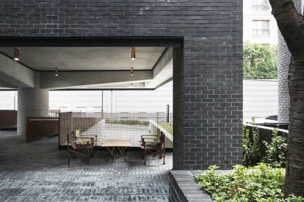 Kim Jaeyoon, Le Sixieme, Brogebude, 2016, Fertigstellung, Kim Jaeyoon, Seiko, Samjung, Bricks, Backstein, Ziegel, Beton, Concrete, Untergeschoss, Grundrisse, Korea, South Korea, office building, Gangnam Style, office building, Treppenhaus, dunkel, dster, edel, modern, Einfahrt, Tiefgarage, Uhr, Clock stairs, time and space, floors, Eonju-ro 126-gil,