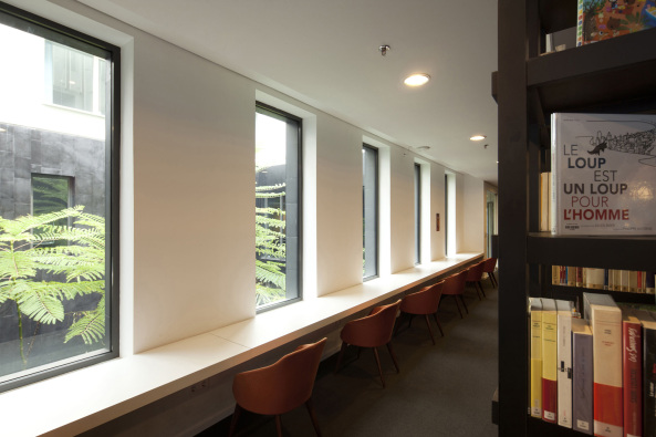 Franzsische Botschaft, Botschaft, Embassy, Jakarta, franzsisches Institut, Indonesien, Segond-Guyon Architectes, Institut, Patio, Sockelgeschoss, Sockel, Lichthof, Lavastein, Fassade