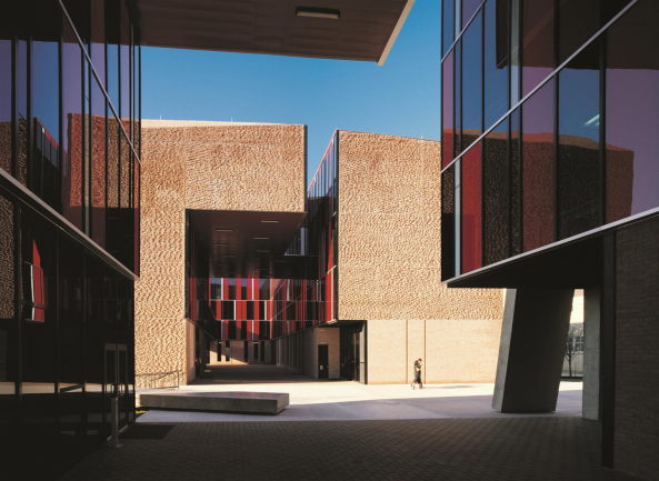 Pritzkerpreis, Pritzker Preis, Pritzker Prize, Jay Pritzker, Preixverleihung, UN-Headquartier, Hauptgebäude, ELEMENTAL, Chile, Alejandro Aravena, Richard Rogers, Benedetta Tagliabue, Kristin Feireiss, Ratan N. Tata, Stephen Breyer, Martha Thorne, Glenn Murcutt, Yung Ho Chang und Peter Palumbo, www.pritzkerprize.com, Social Housing, Wohungsbau, sozialer Wohnungsbau, Gewinner, Nobelpreis der Architektur, Karriere, Lebenswerk, Jury, Preisverleihung, 2016, Courtesy of ELEMENTAL and The Hyatt Foundation, Südamerika