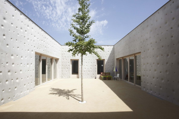 Frankreich, France, Dommartin-ls-Toul, Route Nationale 4, Maison dAccueil Spcialise pour pileptiques, M.A.S., Klinik, Rehaklinik, Beton, Mayanna von Ledebur, Meurthe-et-Moselle, epilepsy, Atelier Martel, soft, skin, haut, Oberflche, eingeschossig, Hfe, courtyards, Vorort, Ostfrankreich, clinic,