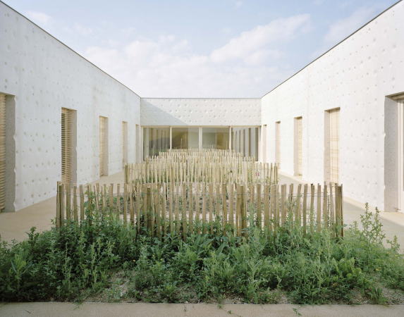 Frankreich, France, Dommartin-ls-Toul, Route Nationale 4, Maison dAccueil Spcialise pour pileptiques, M.A.S., Klinik, Rehaklinik, Beton, Mayanna von Ledebur, Meurthe-et-Moselle, epilepsy, Atelier Martel, soft, skin, haut, Oberflche, eingeschossig, Hfe, courtyards, Vorort, Ostfrankreich, clinic,