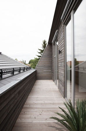 Drachenhaus, Wohungsbau, dragonhouse, Neubau, Lser Lott Architekten, Niedersedlitz, Siedlung, Dresden, Dreiseitenhof, Holzfassade, zackiges Dach, Dachform, Mauer und Hof, Lrchenholzverschalung, Wohnungen, housing, apartments, Germany, 2015, 2016, new building, architecture, Berlin