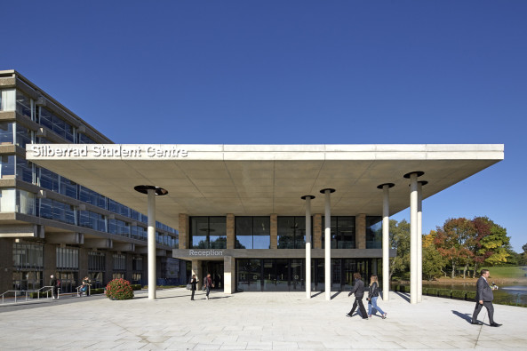 Beton, Brutalimus, Grobritannien, public research university, Patel Taylor, Essex, Wivenhoe Park, Anbau, Bestand, masterplan, lake, library, studend center,