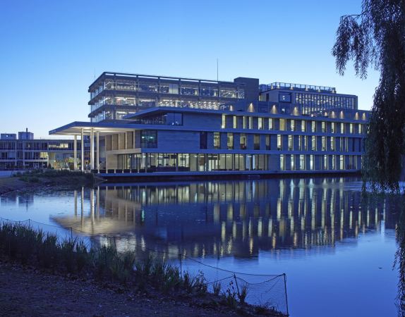Beton, Brutalimus, Grobritannien, public research university, Patel Taylor, Essex, Wivenhoe Park, Anbau, Bestand, masterplan, lake, library, studend center,