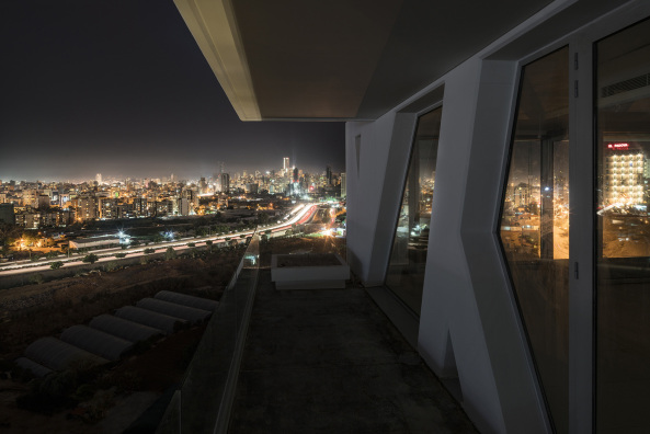 Hochhaus, Libanon, Lebanon, 2016, Neubau, Orange Architects, wei, weisse Fassade, Hanglage, gestapelt, Beirut, Rotterdam, Amsterdam, Orange Architects, expressive, iconic, innovative, ikonisch, Tragwerk, Fachwerktrger, Kisten, Boxen, Turm, tower, highrise, architecture, high rise, new building, white facade, dutch architects, niederlndische architekten, Sin el Fil, Beirut, Lebanon, Michiel Hofman, Patrick Meijers, Jeroen Schipper