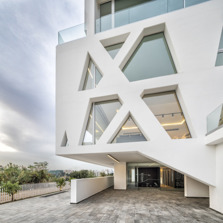 Hochhaus, Libanon, Lebanon, 2016, Neubau, Orange Architects, wei, weisse Fassade, Hanglage, gestapelt, Beirut, Rotterdam, Amsterdam, Orange Architects, expressive, iconic, innovative, ikonisch, Tragwerk, Fachwerktrger, Kisten, Boxen, Turm, tower, highrise, architecture, high rise, new building, white facade, dutch architects, niederlndische architekten, Sin el Fil, Beirut, Lebanon, Michiel Hofman, Patrick Meijers, Jeroen Schipper