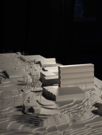 Erweiterung Sportzentrum Kerenzerberg, Burkard Meyer und Vogt gewinnen Wettbewerb in Zrich, Wettbewerbsergebnisse, Baunetz, Baunetz-Meldungen, Architektur in der Schweiz, Boris Brunner, Daniel Niggli, Luca Selva, David Vogt, Burkard Meyer Architekten, Vogt Landschaftsarchitekten, E2A Architekten, : mlzd Architekten aus Biel, Adrian Streich Architekten, pool Architekten, Dreifachturnhalle, Turnhalle, Sporthalle, Sichtbeton, Beton,