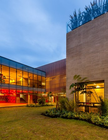 Colegio Anglo Colombiano, Bogot, Grundschule, Erweiterung, Backstein, Fassade, bricks, rtlich, rot, Eliteschule, school, primary, Daniel Bonilla, 2015, 2016, Neubau, Grundriss, floor plan, Kuben,  Rodrigo Davila, Kolumbien, colombia, Kinder, pupils, children, Bildung, education, new building, simple, reduced, basic shape