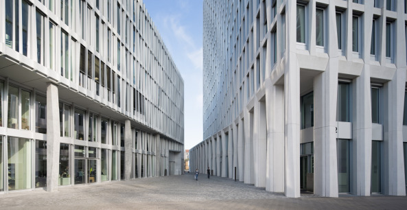 Brogebude in Berlin von Barkow Leibinger, Barkow Leibinger Architekten, Regine Leibinger, Frank Barkow, Tour Total, Hochbau, Fassade, Berliner Hauptbahnhof, Broneubau, Block, Raster, CA Immo Deutschland GmbH, Baunetz, Baunetz-Meldungen, Fassadenplanung, Brandschutz, Aluminium-Profile, Fenster, Minna-Cauer-Strae, Blockrand, Berliner Neubauten