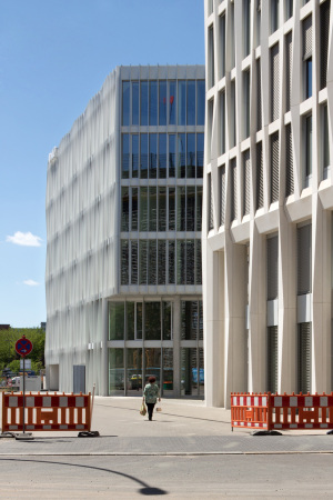 Brogebude in Berlin von Barkow Leibinger, Barkow Leibinger Architekten, Regine Leibinger, Frank Barkow, Tour Total, Hochbau, Fassade, Berliner Hauptbahnhof, Broneubau, Block, Raster, CA Immo Deutschland GmbH, Baunetz, Baunetz-Meldungen, Fassadenplanung, Brandschutz, Aluminium-Profile, Fenster, Minna-Cauer-Strae, Blockrand, Berliner Neubauten