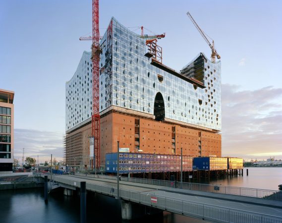 Elbphilharmonie, Hamburg, Hafencity Hamburg, Herzog & de Meuron, Jacques Herzog, Pierre de Meuron, Akustik, Konzerthaus, Konzertsaal, Neubau, Groprojekt, Baukosten, Bauskandal, Hochtief, Elbphilharmonie Hamburg, Yasuhisa Toyota, Nagata Acoustics, Richtfest, Fassade, Orchester, Weie Haut, Konzerthalle, Baunetz, Baunetz-Meldungen, Architektur, Deutsche Architektur, Architektur und Musik, architecture and music, Laeiszhalle Elbphilharmonie Hamburg, Olaf Scholz, Musik an der Elbe, Hansestadt Hamburg, Architekturhighlight, Erffnung Elbphilharmonie, Erffnungskonzert, Konzert, Elphi, Ole von Beust, Kaispeicher A, Investor, Hamburger Hafen, Icon, Ikone, Speicherstadt, Fundament, Dach, Laeiszhalle, Orgel, Kammermusik, Karten Elbphilharmonie, uncube accoustics, Philharmonie