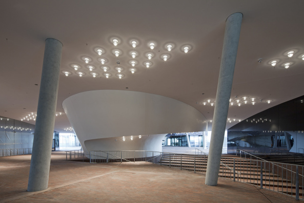 Elbphilharmonie, Hamburg, Hafencity Hamburg, Herzog & de Meuron, Jacques Herzog, Pierre de Meuron, Akustik, Konzerthaus, Konzertsaal, Neubau, Groprojekt, Baukosten, Bauskandal, Hochtief, Elbphilharmonie Hamburg, Yasuhisa Toyota, Nagata Acoustics, Richtfest, Fassade, Orchester, Weie Haut, Konzerthalle, Baunetz, Baunetz-Meldungen, Architektur, Deutsche Architektur, Architektur und Musik, architecture and music, Laeiszhalle Elbphilharmonie Hamburg, Olaf Scholz, Musik an der Elbe, Hansestadt Hamburg, Architekturhighlight, Erffnung Elbphilharmonie, Erffnungskonzert, Konzert, Elphi, Ole von Beust, Kaispeicher A, Investor, Hamburger Hafen, Icon, Ikone, Speicherstadt, Fundament, Dach, Laeiszhalle, Orgel, Kammermusik, Karten Elbphilharmonie, uncube accoustics, Philharmonie