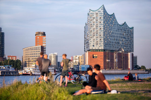 Elbphilharmonie, Hamburg, Hafencity Hamburg, Herzog & de Meuron, Jacques Herzog, Pierre de Meuron, Akustik, Konzerthaus, Konzertsaal, Neubau, Groprojekt, Baukosten, Bauskandal, Hochtief, Elbphilharmonie Hamburg, Yasuhisa Toyota, Nagata Acoustics, Richtfest, Fassade, Orchester, Weie Haut, Konzerthalle, Baunetz, Baunetz-Meldungen, Architektur, Deutsche Architektur, Architektur und Musik, architecture and music, Laeiszhalle Elbphilharmonie Hamburg, Olaf Scholz, Musik an der Elbe, Hansestadt Hamburg, Architekturhighlight, Erffnung Elbphilharmonie, Erffnungskonzert, Konzert, Elphi, Ole von Beust, Kaispeicher A, Investor, Hamburger Hafen, Icon, Ikone, Speicherstadt, Fundament, Dach, Laeiszhalle, Orgel, Kammermusik, Karten Elbphilharmonie, uncube accoustics, Philharmonie