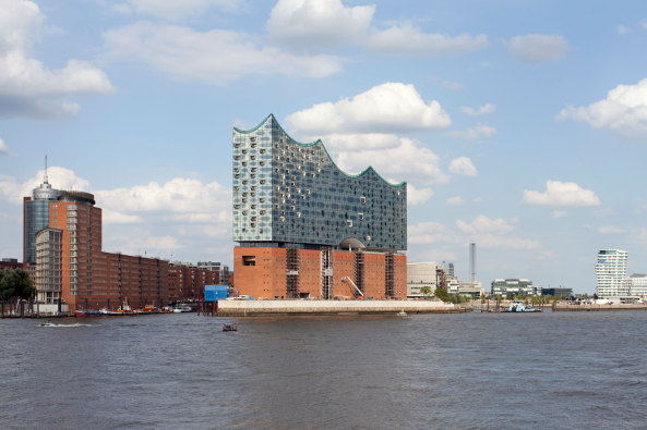 Elbphilharmonie, Hamburg, Hafencity Hamburg, Herzog & de Meuron, Jacques Herzog, Pierre de Meuron, Akustik, Konzerthaus, Konzertsaal, Neubau, Groprojekt, Baukosten, Bauskandal, Hochtief, Elbphilharmonie Hamburg, Yasuhisa Toyota, Nagata Acoustics, Richtfest, Fassade, Orchester, Weie Haut, Konzerthalle, Baunetz, Baunetz-Meldungen, Architektur, Deutsche Architektur, Architektur und Musik, architecture and music, Laeiszhalle Elbphilharmonie Hamburg, Olaf Scholz, Musik an der Elbe, Hansestadt Hamburg, Architekturhighlight, Erffnung Elbphilharmonie, Erffnungskonzert, Konzert, Elphi, Ole von Beust, Kaispeicher A, Investor, Hamburger Hafen, Icon, Ikone, Speicherstadt, Fundament, Dach, Laeiszhalle, Orgel, Kammermusik, Karten Elbphilharmonie, uncube accoustics, Philharmonie