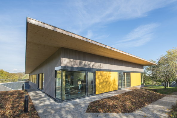 Frankreich, France, 2015, 2016, day care centre, center, Kinderhort, Kindergarten, Kindertagessttte, Holz, Tal, Ausblick, view, wood, yellow, gelb, Hang, Abhang, Hgellandschaft, landscape, paysage, Givors, Lyon, Tectoniques Architectes, 11h45 et Vargas -Tectoniques