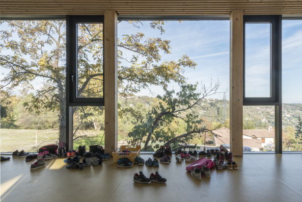 Frankreich, France, 2015, 2016, day care centre, center, Kinderhort, Kindergarten, Kindertagessttte, Holz, Tal, Ausblick, view, wood, yellow, gelb, Hang, Abhang, Hgellandschaft, landscape, paysage, Givors, Lyon, Tectoniques Architectes, 11h45 et Vargas -Tectoniques