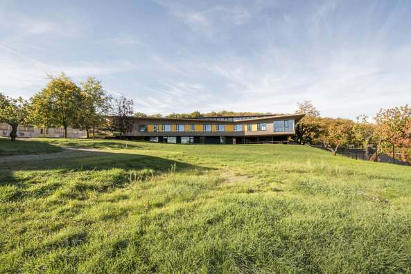 Frankreich, France, 2015, 2016, day care centre, center, Kinderhort, Kindergarten, Kindertagesst�tte, Holz, Tal, Ausblick, view, wood, yellow, gelb, Hang, Abhang, H�gellandschaft, landscape, paysage, Givors, Lyon, Tectoniques Architectes, 11h45 et Vargas -Tectoniques