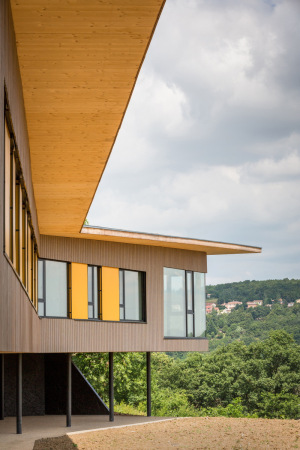 Frankreich, France, 2015, 2016, day care centre, center, Kinderhort, Kindergarten, Kindertagesst�tte, Holz, Tal, Ausblick, view, wood, yellow, gelb, Hang, Abhang, H�gellandschaft, landscape, paysage, Givors, Lyon, Tectoniques Architectes, 11h45 et Vargas -Tectoniques
