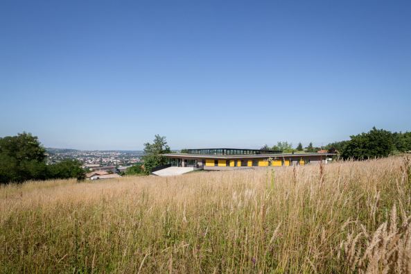 Frankreich, France, 2015, 2016, day care centre, center, Kinderhort, Kindergarten, Kindertagessttte, Holz, Tal, Ausblick, view, wood, yellow, gelb, Hang, Abhang, Hgellandschaft, landscape, paysage, Givors, Lyon, Tectoniques Architectes, 11h45 et Vargas -Tectoniques