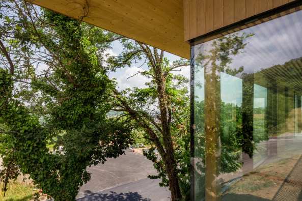 Frankreich, France, 2015, 2016, day care centre, center, Kinderhort, Kindergarten, Kindertagessttte, Holz, Tal, Ausblick, view, wood, yellow, gelb, Hang, Abhang, Hgellandschaft, landscape, paysage, Givors, Lyon, Tectoniques Architectes, 11h45 et Vargas -Tectoniques