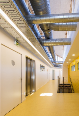 Frankreich, France, 2015, 2016, day care centre, center, Kinderhort, Kindergarten, Kindertagessttte, Holz, Tal, Ausblick, view, wood, yellow, gelb, Hang, Abhang, Hgellandschaft, landscape, paysage, Givors, Lyon, Tectoniques Architectes, 11h45 et Vargas -Tectoniques