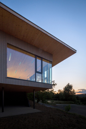 Frankreich, France, 2015, 2016, day care centre, center, Kinderhort, Kindergarten, Kindertagessttte, Holz, Tal, Ausblick, view, wood, yellow, gelb, Hang, Abhang, Hgellandschaft, landscape, paysage, Givors, Lyon, Tectoniques Architectes, 11h45 et Vargas -Tectoniques