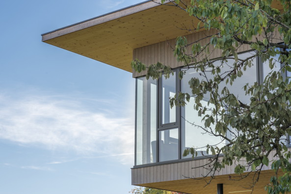 Frankreich, France, 2015, 2016, day care centre, center, Kinderhort, Kindergarten, Kindertagesst�tte, Holz, Tal, Ausblick, view, wood, yellow, gelb, Hang, Abhang, H�gellandschaft, landscape, paysage, Givors, Lyon, Tectoniques Architectes, 11h45 et Vargas -Tectoniques