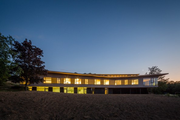 Frankreich, France, 2015, 2016, day care centre, center, Kinderhort, Kindergarten, Kindertagessttte, Holz, Tal, Ausblick, view, wood, yellow, gelb, Hang, Abhang, Hgellandschaft, landscape, paysage, Givors, Lyon, Tectoniques Architectes, 11h45 et Vargas -Tectoniques