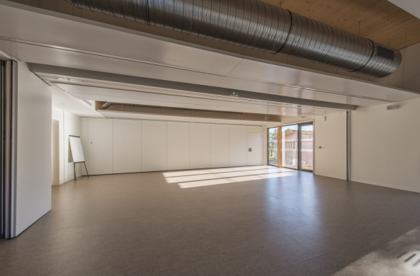 Frankreich, France, 2015, 2016, day care centre, center, Kinderhort, Kindergarten, Kindertagessttte, Holz, Tal, Ausblick, view, wood, yellow, gelb, Hang, Abhang, Hgellandschaft, landscape, paysage, Givors, Lyon, Tectoniques Architectes, 11h45 et Vargas -Tectoniques