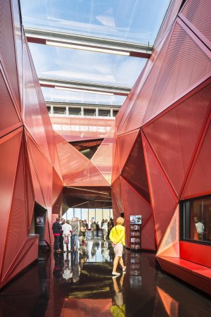 Beaumont-Hague, Kulturzentrum, Neubau, rot, colour, color, Farbe, Fassade, Glas, PERIPHERIQUES Architectes, MARIN + TROTTIN Architects, Charlotte Lefebvre, Cotentin, steet, innere Stra�e, France, Frankreich, 2015, 2016, Normandie, Sergio Grazia