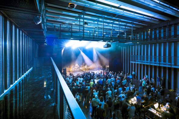 Beaumont-Hague, Kulturzentrum, Neubau, rot, colour, color, Farbe, Fassade, Glas, PERIPHERIQUES Architectes, MARIN + TROTTIN Architects, Charlotte Lefebvre, Cotentin, steet, innere Stra�e, France, Frankreich, 2015, 2016, Normandie, Sergio Grazia