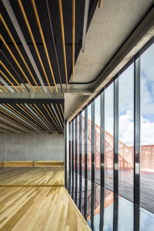 Beaumont-Hague, Kulturzentrum, Neubau, rot, colour, color, Farbe, Fassade, Glas, PERIPHERIQUES Architectes, MARIN + TROTTIN Architects, Charlotte Lefebvre, Cotentin, steet, innere Stra�e, France, Frankreich, 2015, 2016, Normandie, Sergio Grazia