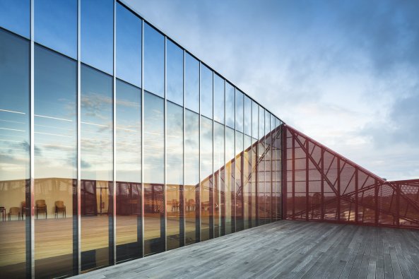 Beaumont-Hague, Kulturzentrum, Neubau, rot, colour, color, Farbe, Fassade, Glas, PERIPHERIQUES Architectes, MARIN + TROTTIN Architects, Charlotte Lefebvre, Cotentin, steet, innere Stra�e, France, Frankreich, 2015, 2016, Normandie, Sergio Grazia