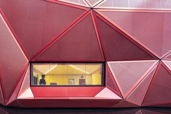 Beaumont-Hague, Kulturzentrum, Neubau, rot, colour, color, Farbe, Fassade, Glas, PERIPHERIQUES Architectes, MARIN + TROTTIN Architects, Charlotte Lefebvre, Cotentin, steet, innere Stra�e, France, Frankreich, 2015, 2016, Normandie, Sergio Grazia