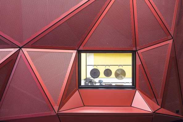 Beaumont-Hague, Kulturzentrum, Neubau, rot, colour, color, Farbe, Fassade, Glas, PERIPHERIQUES Architectes, MARIN + TROTTIN Architects, Charlotte Lefebvre, Cotentin, steet, innere Stra�e, France, Frankreich, 2015, 2016, Normandie, Sergio Grazia