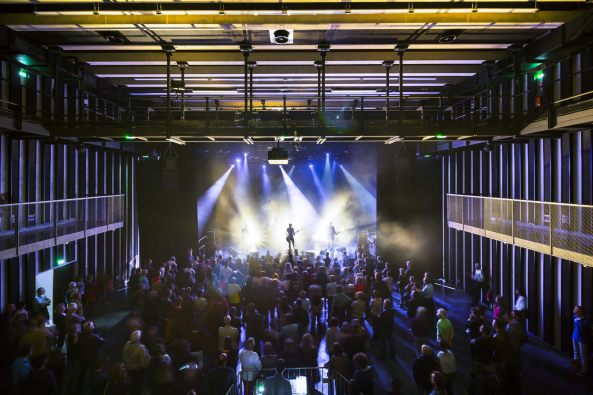 Beaumont-Hague, Kulturzentrum, Neubau, rot, colour, color, Farbe, Fassade, Glas, PERIPHERIQUES Architectes, MARIN + TROTTIN Architects, Charlotte Lefebvre, Cotentin, steet, innere Stra�e, France, Frankreich, 2015, 2016, Normandie, Sergio Grazia