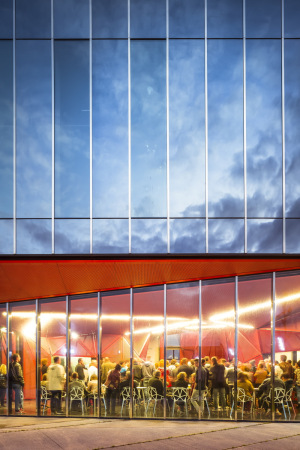 Beaumont-Hague, Kulturzentrum, Neubau, rot, colour, color, Farbe, Fassade, Glas, PERIPHERIQUES Architectes, MARIN + TROTTIN Architects, Charlotte Lefebvre, Cotentin, steet, innere Strae, France, Frankreich, 2015, 2016, Normandie, Sergio Grazia