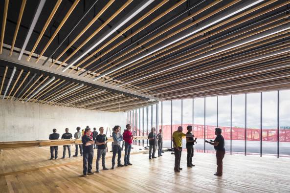 Beaumont-Hague, Kulturzentrum, Neubau, rot, colour, color, Farbe, Fassade, Glas, PERIPHERIQUES Architectes, MARIN + TROTTIN Architects, Charlotte Lefebvre, Cotentin, steet, innere Stra�e, France, Frankreich, 2015, 2016, Normandie, Sergio Grazia