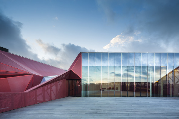 Beaumont-Hague, Kulturzentrum, Neubau, rot, colour, color, Farbe, Fassade, Glas, PERIPHERIQUES Architectes, MARIN + TROTTIN Architects, Charlotte Lefebvre, Cotentin, steet, innere Stra�e, France, Frankreich, 2015, 2016, Normandie, Sergio Grazia