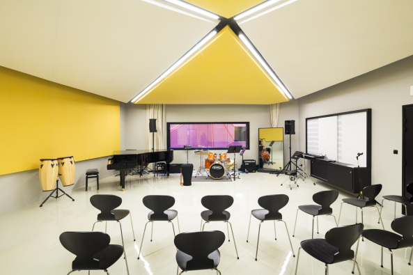 Beaumont-Hague, Kulturzentrum, Neubau, rot, colour, color, Farbe, Fassade, Glas, PERIPHERIQUES Architectes, MARIN + TROTTIN Architects, Charlotte Lefebvre, Cotentin, steet, innere Stra�e, France, Frankreich, 2015, 2016, Normandie, Sergio Grazia