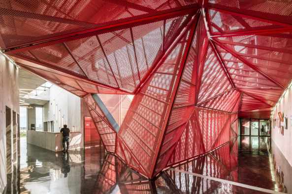 Beaumont-Hague, Kulturzentrum, Neubau, rot, colour, color, Farbe, Fassade, Glas, PERIPHERIQUES Architectes, MARIN + TROTTIN Architects, Charlotte Lefebvre, Cotentin, steet, innere Stra�e, France, Frankreich, 2015, 2016, Normandie, Sergio Grazia