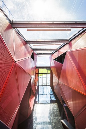 Beaumont-Hague, Kulturzentrum, Neubau, rot, colour, color, Farbe, Fassade, Glas, PERIPHERIQUES Architectes, MARIN + TROTTIN Architects, Charlotte Lefebvre, Cotentin, steet, innere Stra�e, France, Frankreich, 2015, 2016, Normandie, Sergio Grazia