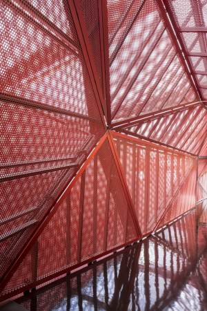 Beaumont-Hague, Kulturzentrum, Neubau, rot, colour, color, Farbe, Fassade, Glas, PERIPHERIQUES Architectes, MARIN + TROTTIN Architects, Charlotte Lefebvre, Cotentin, steet, innere Stra�e, France, Frankreich, 2015, 2016, Normandie, Sergio Grazia