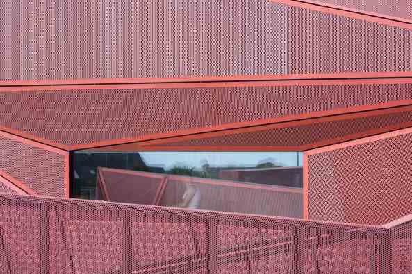 Beaumont-Hague, Kulturzentrum, Neubau, rot, colour, color, Farbe, Fassade, Glas, PERIPHERIQUES Architectes, MARIN + TROTTIN Architects, Charlotte Lefebvre, Cotentin, steet, innere Strae, France, Frankreich, 2015, 2016, Normandie, Sergio Grazia