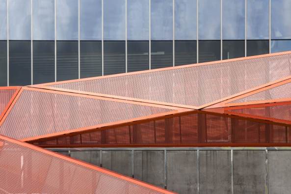 Beaumont-Hague, Kulturzentrum, Neubau, rot, colour, color, Farbe, Fassade, Glas, PERIPHERIQUES Architectes, MARIN + TROTTIN Architects, Charlotte Lefebvre, Cotentin, steet, innere Strae, France, Frankreich, 2015, 2016, Normandie, Sergio Grazia