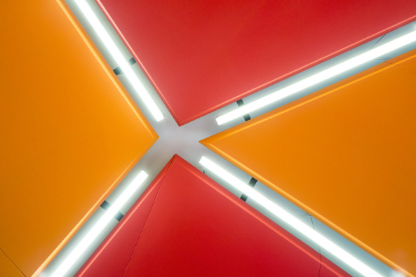 Beaumont-Hague, Kulturzentrum, Neubau, rot, colour, color, Farbe, Fassade, Glas, PERIPHERIQUES Architectes, MARIN + TROTTIN Architects, Charlotte Lefebvre, Cotentin, steet, innere Stra�e, France, Frankreich, 2015, 2016, Normandie, Sergio Grazia