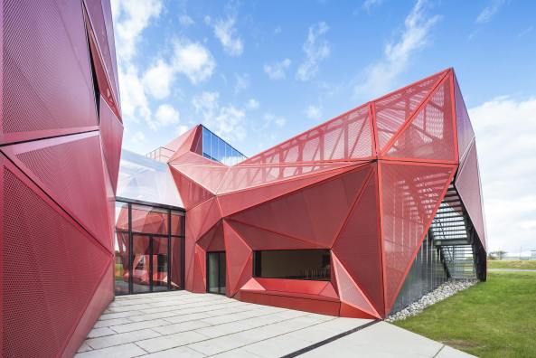 Beaumont-Hague, Kulturzentrum, Neubau, rot, colour, color, Farbe, Fassade, Glas, PERIPHERIQUES Architectes, MARIN + TROTTIN Architects, Charlotte Lefebvre, Cotentin, steet, innere Strae, France, Frankreich, 2015, 2016, Normandie, Sergio Grazia