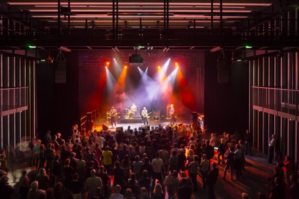 Beaumont-Hague, Kulturzentrum, Neubau, rot, colour, color, Farbe, Fassade, Glas, PERIPHERIQUES Architectes, MARIN + TROTTIN Architects, Charlotte Lefebvre, Cotentin, steet, innere Stra�e, France, Frankreich, 2015, 2016, Normandie, Sergio Grazia